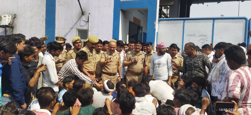 वेतन वृद्धि को लेकर फैक्ट्री में बवाल रनिया इंडस्ट्रियल एरिया की कानपुर एडविल फैक्ट्री में कर्मचारियों का धरना,ठेकेदार पर मारपीट का आरोप