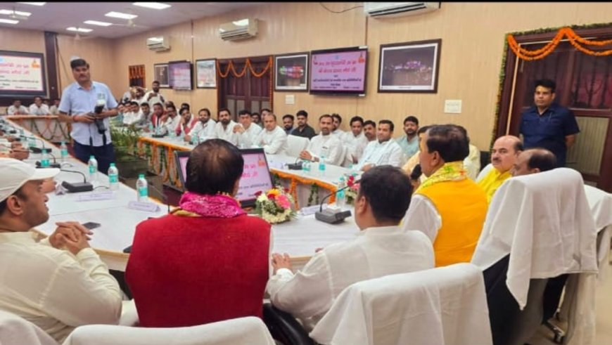 डिप्टी CM के सामने गूंजा RTO भ्रष्टाचार का मुद्दा, मीडिया प्रभारी ने फिटनेस सेंटर आगरा शिफ्ट करने पर जताई नाराजगी