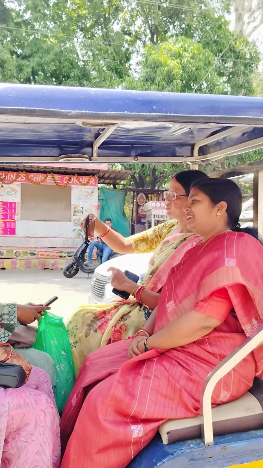 वैश्विक ऊर्जा संकट के बीच राज्यसभा सांसद डॉ. संगीता बलवंत ने दिया ईंधन बचत का संदेश, ई-रिक्शा से की यात्रा