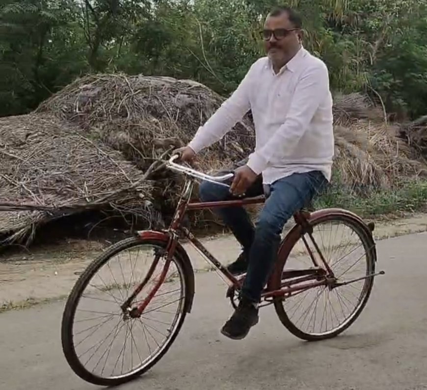 प्राथमिक शिक्षक संघ के ब्लॉक महामंत्री पवन मिश्रा अपने गांव से स्कूल सायकिल द्वारा पंहुचे