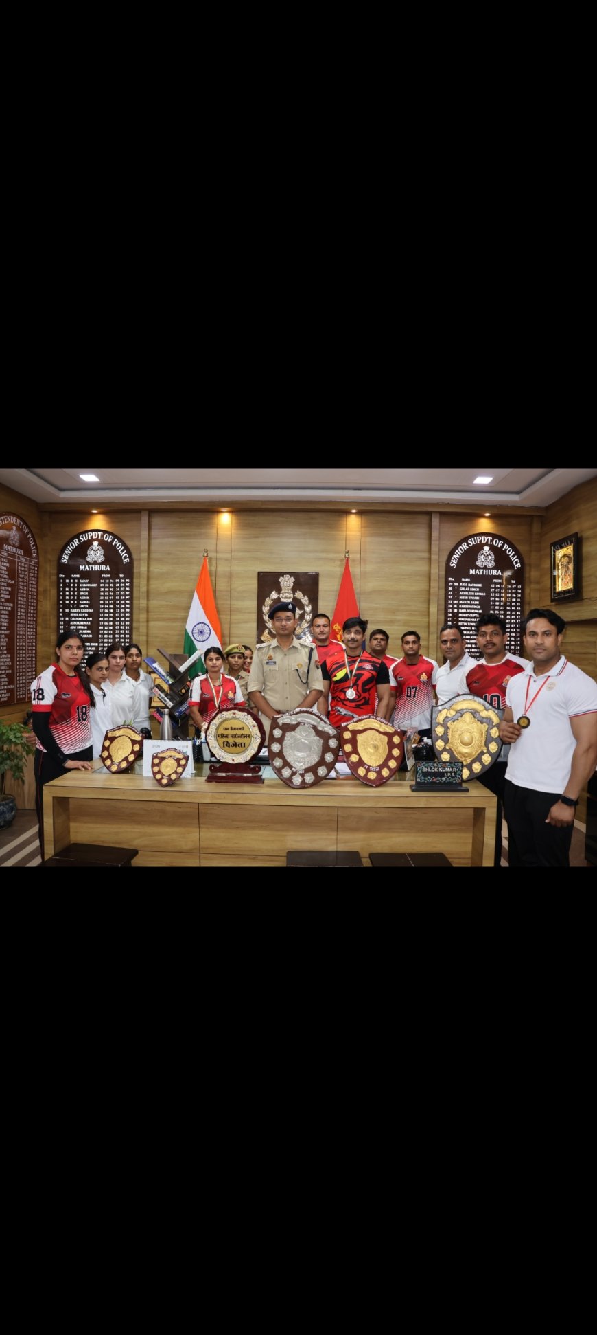 मथुरा पुलिस के खिलाड़ियों का खेल में जलवा, SSP ने नगद पुरस्कार देकर किया सम्मानित आगरा जोन की टीम ने वेटलिफ्टिंग, पावरलिफ्टिंग और बॉडीबिल्डिंग में जीती चल वैजयंती, मथुरा के खिलाड़ियों का रहा अहम योगदान