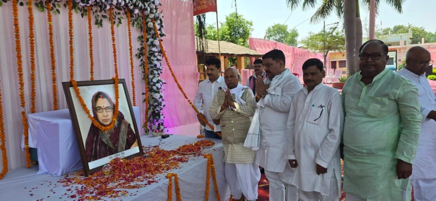 समाजवादी पार्टी के राष्ट्रीय सचिव पूर्व कैबिनेट मंत्री अरविंद कुमार सिंह गोप ने पूर्व ब्लाक प्रमुख दिनेश सिंह की स्वर्गवासी पत्नी की आत्मा की शांति के लिए ईश्वर से प्रार्थना की