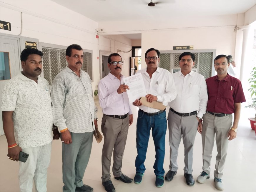 सामूहिक इस्तीफे की चेतावनी के साथ कर्मचारियों ने प्रशासन को सौंपा ज्ञापन  अतिरिक्त प्रभार, लंबित भुगतान व एफआईआर वापस लेने की मांग, 15 दिन में समाधान न होने पर सामूहिक इस्तीफे की चेतावनी