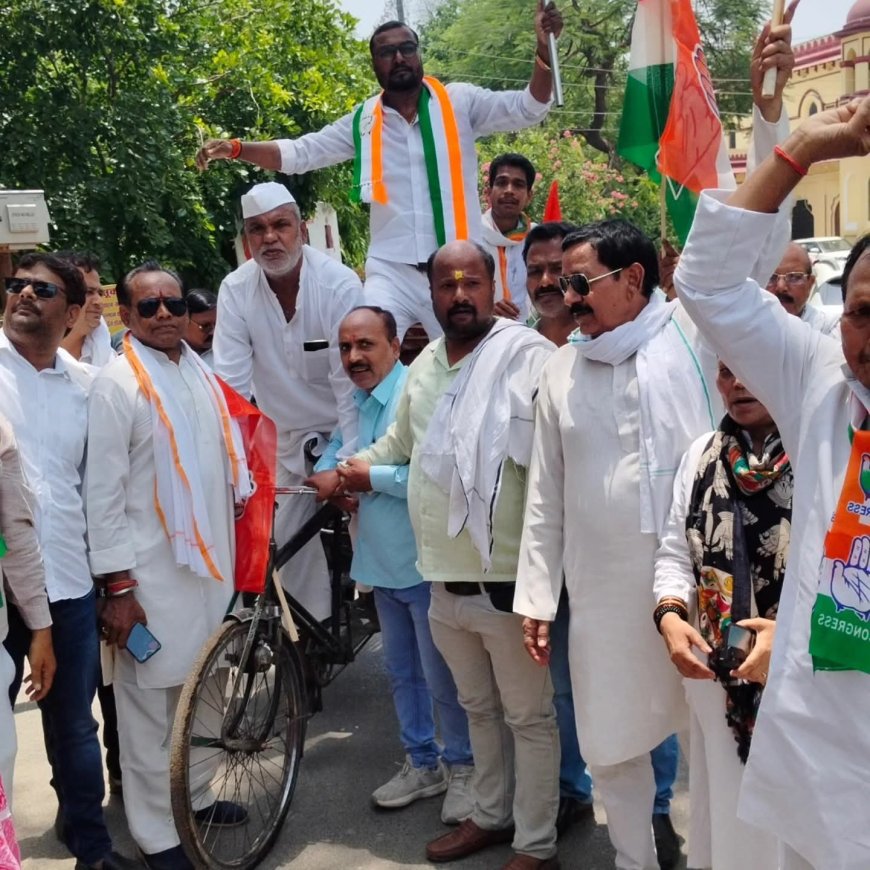 महंगाई और पेपर लीक के विरोध में कांग्रेस का प्रदर्शन, रिक्शे पर बाइक रखकर जताया विरोध