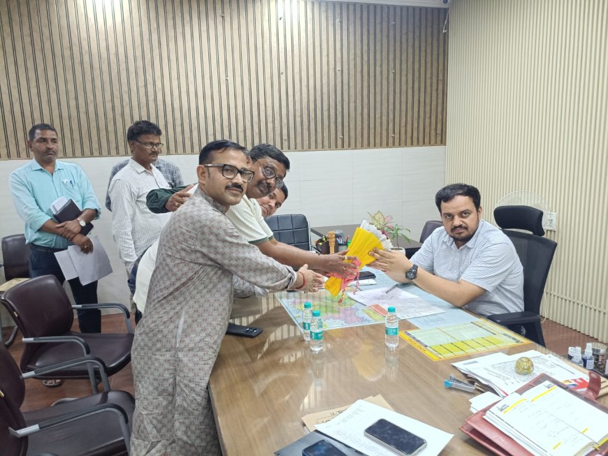 उ०प्र० उद्योग व्यापार संगठन ने जिलाधिकारी के माध्यम से राज्यपाल को पत्रक सौंपा