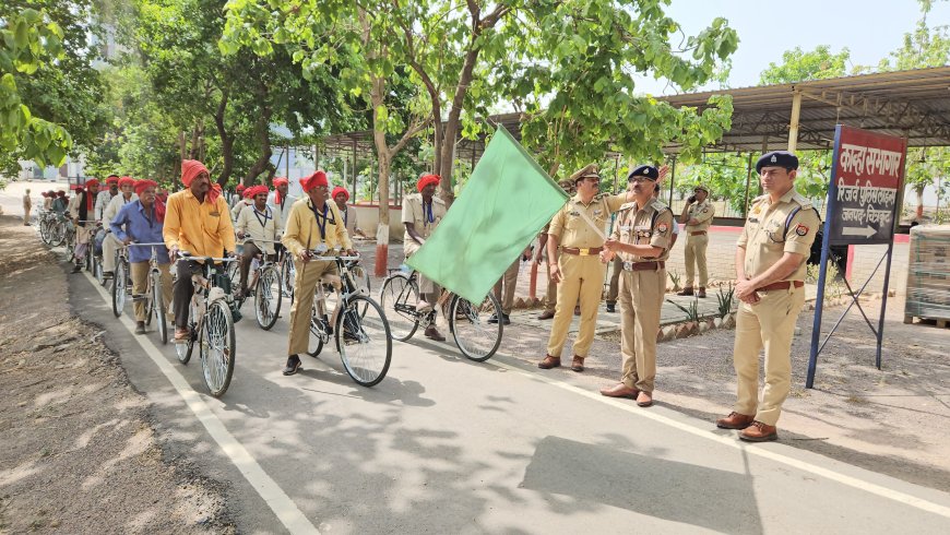 पुलिस अधीक्षक द्वारा ग्राम चौकीदारों को साइकिलें वितरित