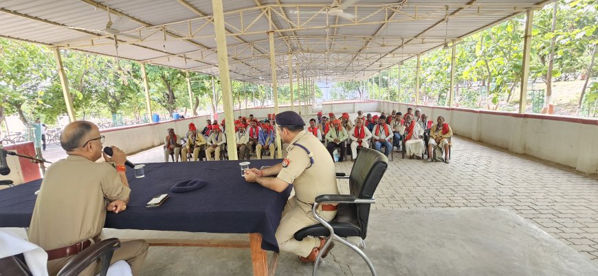 पुलिस अधीक्षक द्वारा ग्राम चौकीदारों को साइकिलें वितरित