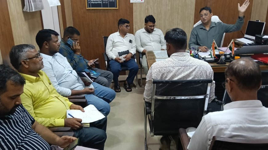 खंण्ड विकास अधिकारी संजीव कुमार गुप्ता की अध्यक्षता में हुई विकास कार्यों की समीक्षा बैठक दिये गये आवाश्यक दिशा निर्देश