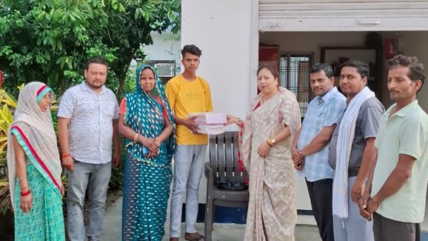 ब्लाक प्रमुख रेनू वर्मा ने अग्नि पीड़ित बच्चों को किताब कांपी आदि शैक्षिक सामग्री वितरित की