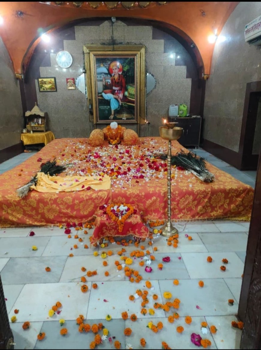 बडे बाबा की समाधि पर ब्रह्ममुहुर्त की पाप नाशक चिन्ताहरण महाआरती में सैकड़ों लोगों ने भाग लिया