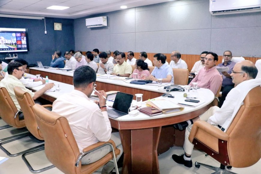 सीएम डैशबोर्ड समीक्षा में कमिश्नर सख्त, विकास कार्यों में तेजी लाने के निर्देश