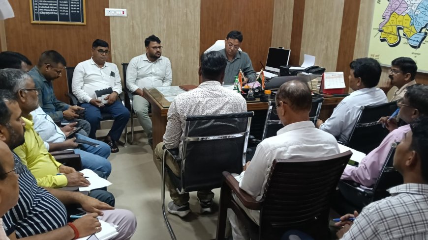 खण्ड विकास अधिकारी संजीव गुप्ता की अध्यक्षता में विकास कार्यों को लेकर बैठक हुई