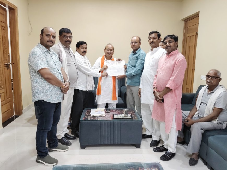 उत्तर प्रदेशीय प्राथमिक शिक्षक संघ ने शिक्षकों की विभिन्न समस्याओं को लेकर विधान परिषद सदस्य अंगद सिंह को ज्ञापन सौंपा