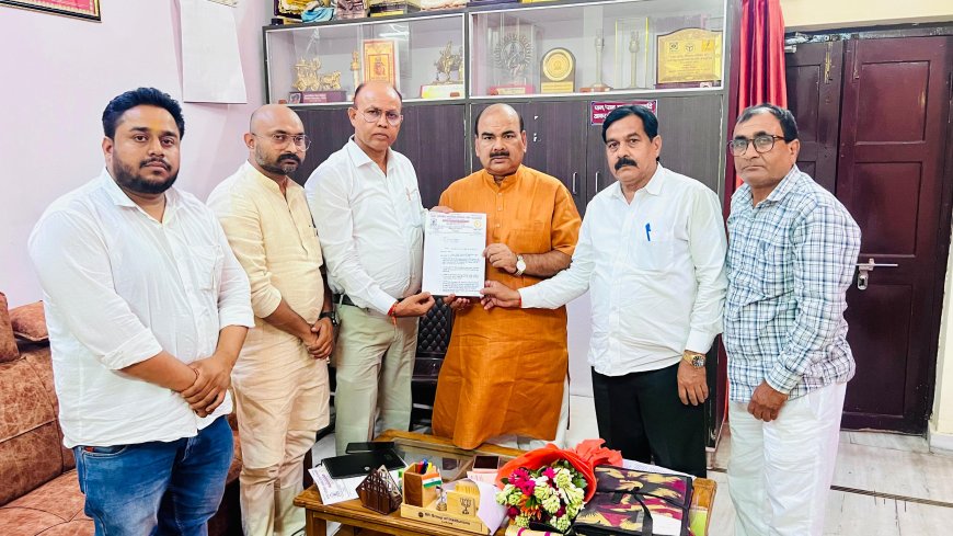 जनगणना ड्यूटी की अव्यवस्थाओं पर भड़का शिक्षक संघ, सांसद और शिक्षक एमएलसी को सौंपा ज्ञापन।