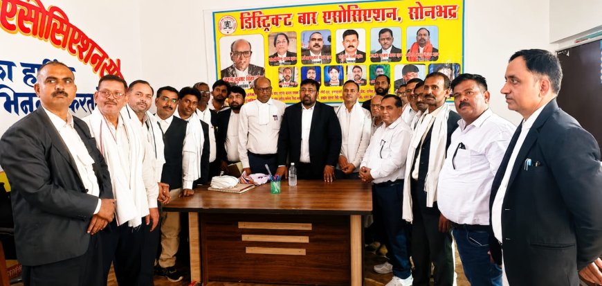 भीषण गर्मी को देखते हुए वरिष्ठ अधिवक्ताओं को किया गया गमछा वितरण