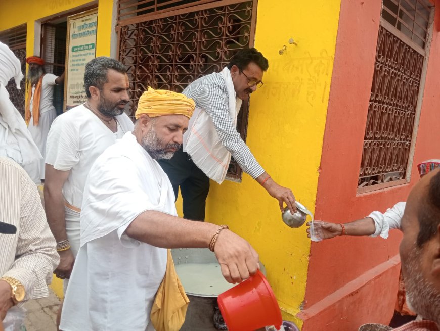 भगवान भजनाश्रम की ओर से श्रद्धालुओं व जरूरतमंदों को  किया गया शर्बत व अन्न वितरण