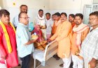 योगी के जन्मदिन पर मरीजों को भाजपाइयों ने बांटे फल