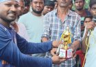 पंजरौली में क्रिकेट लीग सीजन प्रथम में सतीश बाबा को कांग्रेस के मंण्डल अध्यक्ष शिवकुमार वर्मा ने मैन ऑफ द मैच ट्राफी देकर सम्मानित किया