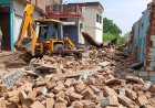 बरगढ़ में अतिक्रमण हटाओ अभियानः एसडीएम के नेतृत्व में चली जेसीबी, सड़क किनारे बने अवैध निर्माण हटाए गए