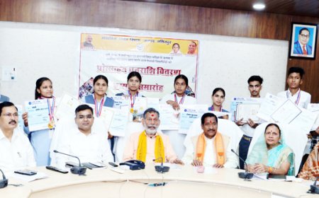 इक्कीस मेधावियों का हुआ सम्मान 21-21 हजार रुपये की प्रोत्साहन राशि प्रदान