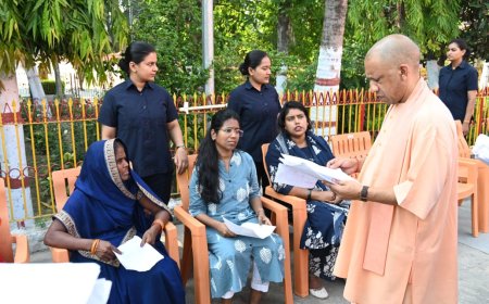गोरखपुर जनता दर्शन में सीएम योगी ने सुनीं 200 लोगों की समस्याएं, अधिकारियों को दिए सख्त निर्देश