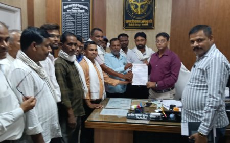 ग्राम रोजगार सेवक, पंचायत मित्र वेलफेयर एसोसिएशन उत्तर प्रदेश के ब्लाक अध्यक्ष अजय यादव की अगुवाई में खंण्ड विकास अधिकारी संजीव गुप्ता को ज्ञापन दिया गया