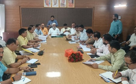 सर्किट हाउस में प्रभारी मंत्री स्वतंत्र देव सिंह की बैठक, केंद्र सरकार के 12 वर्ष पूर्ण होने पर कार्यक्रमों की रूपरेखा तय