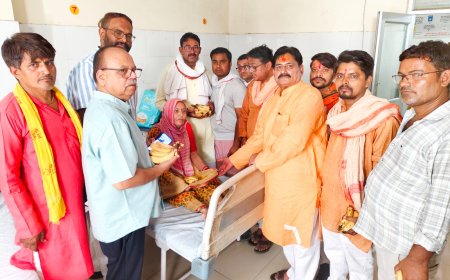 योगी के जन्मदिन पर मरीजों को भाजपाइयों ने बांटे फल
