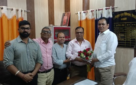 नवागत सी एम एस डाक्टर अजय सिंह का अधीक्षक डाक्टर इकबाल आदि चिकित्सकों ने पुष्प गुच्छ भेंट कर सम्मान किया