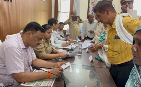शासन के मंशानुरूप जनपद के सभी तहसीलो में आयोजित किया गया सम्पूर्ण समाधान दिवस   तहसील लालगंज में जिलाधिकारी के समक्ष प्राप्त 83 प्रार्थना पत्रो में से मौके पर 03 का किया गया निसतारण