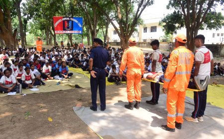 गोरखपुर: एनडीआरएफ ने एनसीसी कैडेट्स को दिया आपदा प्रबंधन और बचाव कार्यों का प्रशिक्षण