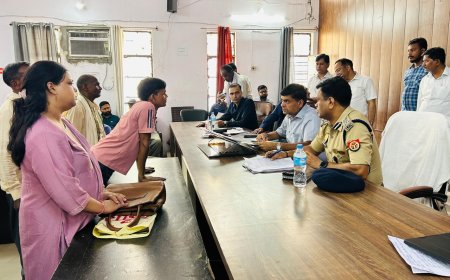 सहजनवां समाधान दिवस में कई अधिकारी अनुपस्थित, मण्डलायुक्त अनिल ढींगरा ने वेतन रोकने के दिए निर्देश