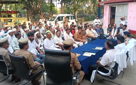 मोहर्रम त्योहार को लेकर कोतवाली बदोसरांय परिसर में पीस कमेटी की बैठक उपजिलाधिकारी अनिल कुमार सरोज की अध्यक्षता एंव प्रभारी निरीक्षक राम अवतार राम के संयोजन में हुई