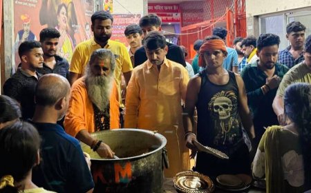 कालीबाड़ी मंदिर में विशाल भंडारा, महंत रविंद्र दास ने श्रद्धालुओं को बांटा प्रसाद