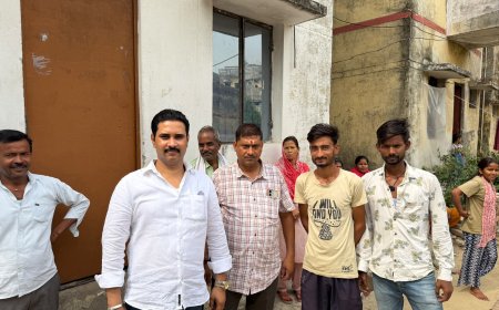 मोदी सरकार के 12 वर्ष पूर्ण होने पर भाजपा कार्यकर्ताओं ने बांटी मिठाइयां