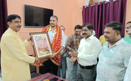 नगर अभियंता विपिन मिश्रा का महोबा ट्रांसफर होने पर नपाध्यक्ष श्यामसुंदर केशरी,सभासदों और कर्मचारियों ने दी विदाई