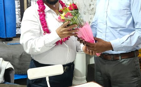 हज से लौटे डॉ. गुलचमन सिद्दीकी, नीर फार्मास्यूटिकल्स के एरिया मैनेजर ने दी मुबारकबाद
