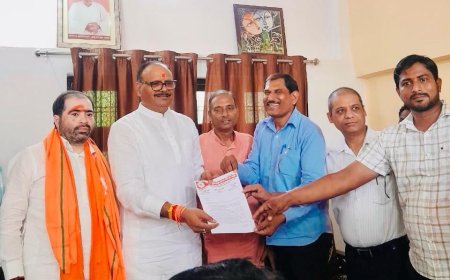 उपमुख्यमंत्री बृजेश पाठक को सौंपा गया टेट अनिवार्यता समाप्त करने संबंधी ज्ञापन