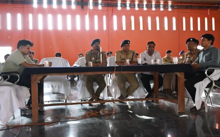 ज्येष्ठ(पुरुषोत्तम ) मास सोमवती अमावस्या मेला को सकुशल संपन्न कराए जाने को लेकर राष्ट्रीय रामायण मेला परिसर में पुलिस अधीक्षक चित्रकूट द्वारा मेला में तैनात पुलिस अधिकारियों/कर्मचारियों की ब्रीफिंग की गई