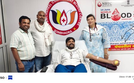 विश्व रक्तदान दिवस पर पंचशील मल्टी स्पेशलिटी हॉस्पिटल में राजू मौर्या ने किया रक्तदान
