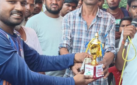 पंजरौली में क्रिकेट लीग सीजन प्रथम में सतीश बाबा को कांग्रेस के मंण्डल अध्यक्ष शिवकुमार वर्मा ने मैन ऑफ द मैच ट्राफी देकर सम्मानित किया