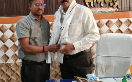 श्री राम हास्पिटल के मैनेजर चन्द्रकान्त पटेल ने सीएमओ से मुलाकात कर दी बधाई