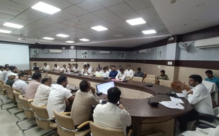 गोरखपुर विकास परियोजनाओं की समीक्षा: डीएम दीपक मीणा ने दिए समयबद्ध कार्य के निर्देश
