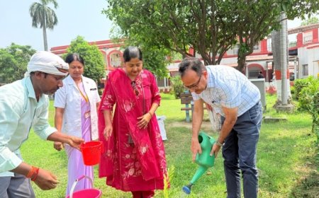 गोरखपुर: ‘एक पेड़ मां के नाम’ अभियान के तहत रेलवे हॉस्पिटल में पौधरोपण