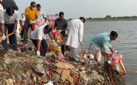 मीरजापुर: स्वच्छ भारत अभियान के तहत बरिया घाट पर चला सफाई अभियान   *विधायक नगर, जिलाधिकारी और नगरपालिका अध्यक्ष ने खुद उठाया झाड़ू, लोगों से स्वच्छता की  की अपील*