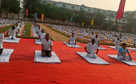 गोरखपुर पुलिस लाइन में योग दिवस पर सामूहिक योगाभ्यास, अधिकारियों और जवानों ने लिया फिट रहने का संकल्प