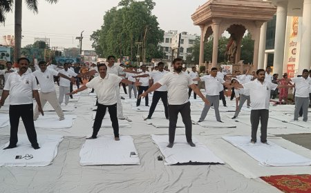 गोरखपुर नगर निगम में योग दिवस पर सामूहिक योगाभ्यास, महापौर और नगर आयुक्त ने दिया स्वास्थ्य का संदेश