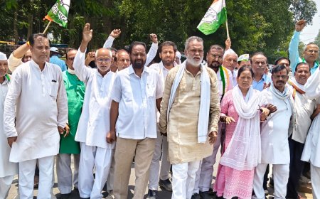 राम मंदिर दान चोरी मामले पर कांग्रेस का प्रदर्शन, निष्पक्ष जांच की मांग को लेकर राज्यपाल के नाम सौंपा ज्ञापन