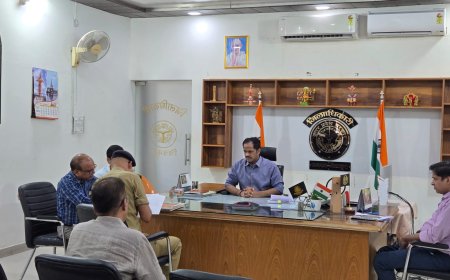 जिलाधिकारी ने की समीक्षा बैठक; अवैध कोचिंग, लाइब्रेरी और कंप्यूटर सेंटरों के विरुद्ध कड़ी कार्यवाही के निर्देश