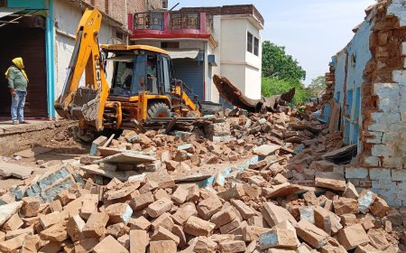 बरगढ़ में अतिक्रमण हटाओ अभियानः एसडीएम के नेतृत्व में चली जेसीबी, सड़क किनारे बने अवैध निर्माण हटाए गए